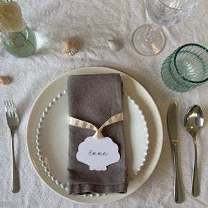 Tarjeta de lugar con concha festoneada, nombres de lugar para bodas con conchas, etiquetas para nombres de bodas en la playa, tarjetas de lugar para despedidas de soltera en la playa, baby shower costero