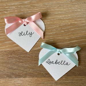 Tarjeta de lugar con forma de corazón, tarjeta de lugar con lazo de cinta, etiqueta de nombre para baby shower, etiqueta de nombre para bautizo, etiquetas de recuerdo de bautizo personalizadas, decoración de lugar con forma de corazón