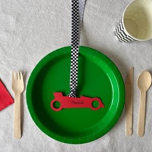 Plaatskaarten raceauto met geblokt lint - naamkaartjes kinderfeestje - verjaardag tafeldecor - racethema feestgunst