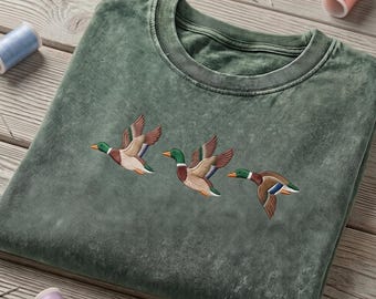 Flying Mallard Ducks broderad mineraltvättad skjorta, ankjakt-t-shirt, camping 90-tals naturoutfit, djurälskare-present