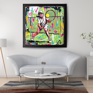 Puede incluir: Una pintura colorida de una persona joven jugando al tenis en una cancha verde con un fondo de graffiti. La persona lleva una camisa blanca, pantalones cortos azules y una gorra de béisbol. La pintura está enmarcada en negro.