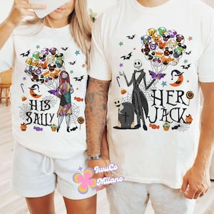 K&ouml;nnte beinhalten: Zwei passende wei&szlig;e T-Shirts mit Halloween-Motiven. Eines zeigt "His Sally" mit Sally und Ballons. Das andere zeigt "Her Jack" mit Jack Skellington und Ballons. Flederm&auml;use, Sterne und S&uuml;&szlig;igkeiten.