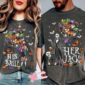 K&ouml;nnte beinhalten: Zwei dunkelgraue T-Shirts mit Halloween-Motiven. Eines zeigt Sally mit Luftballons, dem Text "HIS SALLY" und einem Spinnennetz. Das andere zeigt Jack Skellington mit Luftballons und dem Text "HER JACK".