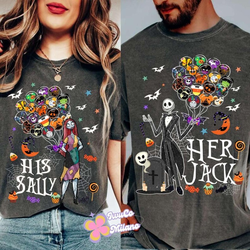 K&ouml;nnte beinhalten: Zwei dunkelgraue T-Shirts mit Halloween-Motiven. Eines zeigt Sally mit Luftballons, dem Text "HIS SALLY" und einem Spinnennetz. Das andere zeigt Jack Skellington mit Luftballons und dem Text "HER JACK".