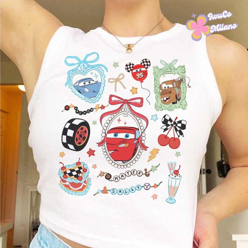 Puede incluir: Top blanco sin mangas con un estampado gr&aacute;fico de Cars. El estampado presenta a Rayo McQueen, Mate y otros personajes de la pel&iacute;cula. El texto "Mater" y "Sally" tambi&eacute;n est&aacute; incluido en el estampado.
