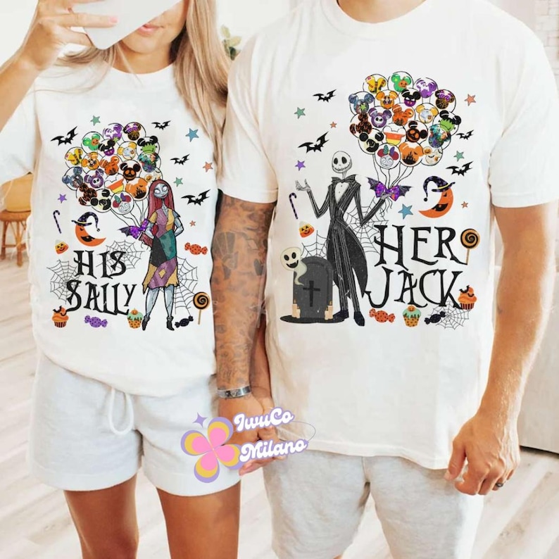 K&ouml;nnte beinhalten: Zwei passende wei&szlig;e T-Shirts mit Halloween-Motiven. Eines zeigt "His Sally" mit Sally und Ballons. Das andere zeigt "Her Jack" mit Jack Skellington und Ballons. Flederm&auml;use, Sterne und S&uuml;&szlig;igkeiten.