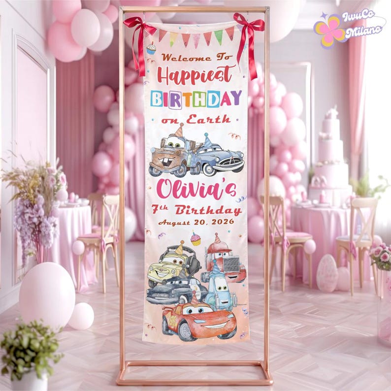 Op de afbeelding: Een verticale rechthoekige verjaardagsbanner met de tekst Welcome To Happiest BIRTHDAY on Earth, Olivia's 7th Birthday, August 20, 2026. De banner toont kleurrijke cartoon raceauto's, feesthoedjes en vlaggetjes, opgehangen aan rode linten.