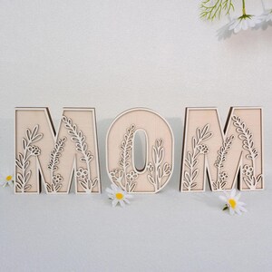 MOM Holzbuchstabe Dekor mit Blumen, Geschenkidee zum Muttertag, Blumen Holzbuchstaben, personalisierte Wohnkultur für Mama, individuelles Namensschild