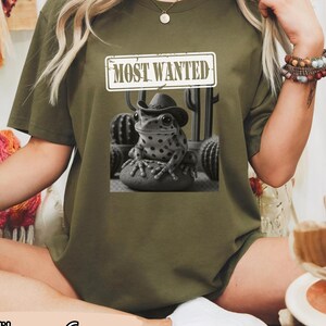 Cowboy kikker uniseks T-shirt, grappig land-T-shirt, shirt kikker minnaar cadeau, Most Wanted Cowboy T-shirt, western T-shirt, western vrijgezellen T-shirt