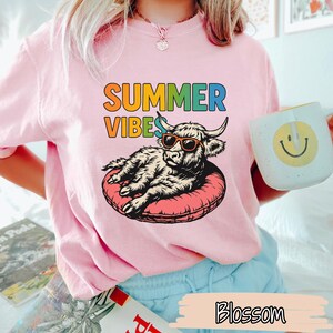 Sommer Vibes Highland Kuh Shirt, lustiges Kuh Grafik T-Shirt, Retro Pool Float Shirt, Bunt Sommer Shirt, Chill Bauernhof Tier Geschenk, Sommer Shirt