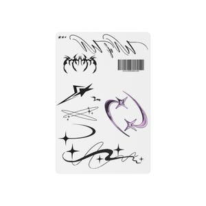 Può includere: Un foglio bianco con vari disegni di tatuaggi temporanei neri e viola. I disegni includono stelle, spirali astratte e un codice a barre. Il foglio è rettangolare e ha un'estetica pulita e moderna.