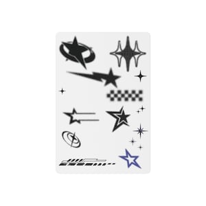Può includere: Un foglio di tatuaggi temporanei con vari disegni di stelle nere e una singola stella blu. Le stelle variano nello stile, inclusi motivi pieni, contornati e punteggiati. Il foglio è rettangolare con sfondo bianco.
