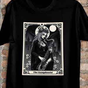 Maglietta con i Tarocchi dell'Angelo Gotico - Maglietta con Musica per Sassofono - Maglietta Jazz Stregonesca - Maglietta con Grafica dell'Angelo Oscuro - Regalo Occulto per gli Amanti della Musica - Maglietta con le Carte dei Tarocchi