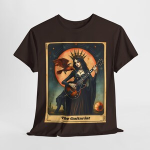 Camiseta de guitarra de ángel y tarot: un hermoso ángel tocando la guitarra eléctrica con un pájaro. Camiseta de música espiritual. Camiseta de cartas del tarot. Camiseta de ángel gótico.