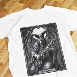 Maglietta con chitarra dei Tarocchi di Baphomet – Maglietta con carte dei Tarocchi Gothic Rock – Maglietta con chitarrista in stile Les Paul – Maglietta con musica occulta – Maglietta con musica dark horror