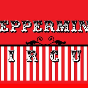 Op de afbeelding: Een rode achtergrond met de woorden "Peppermint Circus" in een decoratief lettertype. Het woord "Peppermint" staat boven het woord "Circus". Het woord "Circus" staat boven een rood-wit gestreept patroon.