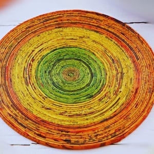 Tovagliette di giornale ecologiche / Posizionamento unico / Tovagliette colorate / Posizionamento sul tavolo da pranzo / Tovaglietta di carta riciclata