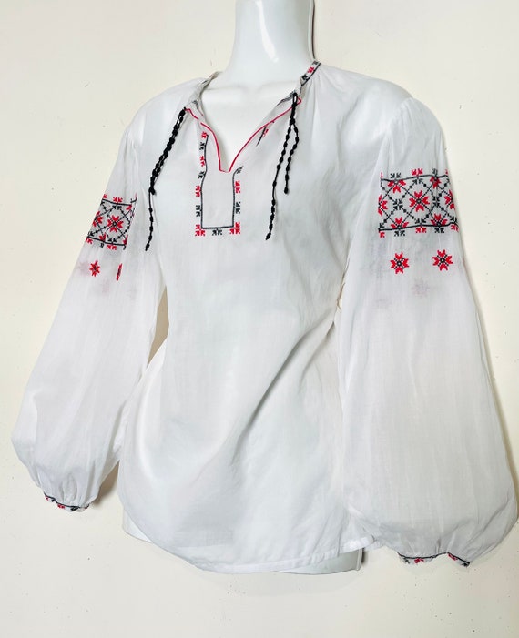 Vintage 60s / 70s UKRAINIAN Embroidered blouse, si