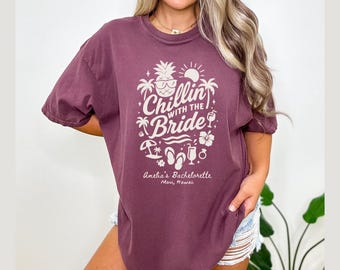 カスタムトロピカルバチェロレッテTシャツ、ガールズウィークエンドベガスシャツ、パイナップルブライドスクワッドシャツ、トロピックライクイッツホットシャツ、ブライドトライブシャツB103