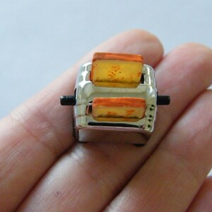 1 tostadora y 2 rebanadas de pan tostado miniatura para casa de muñecas FD512