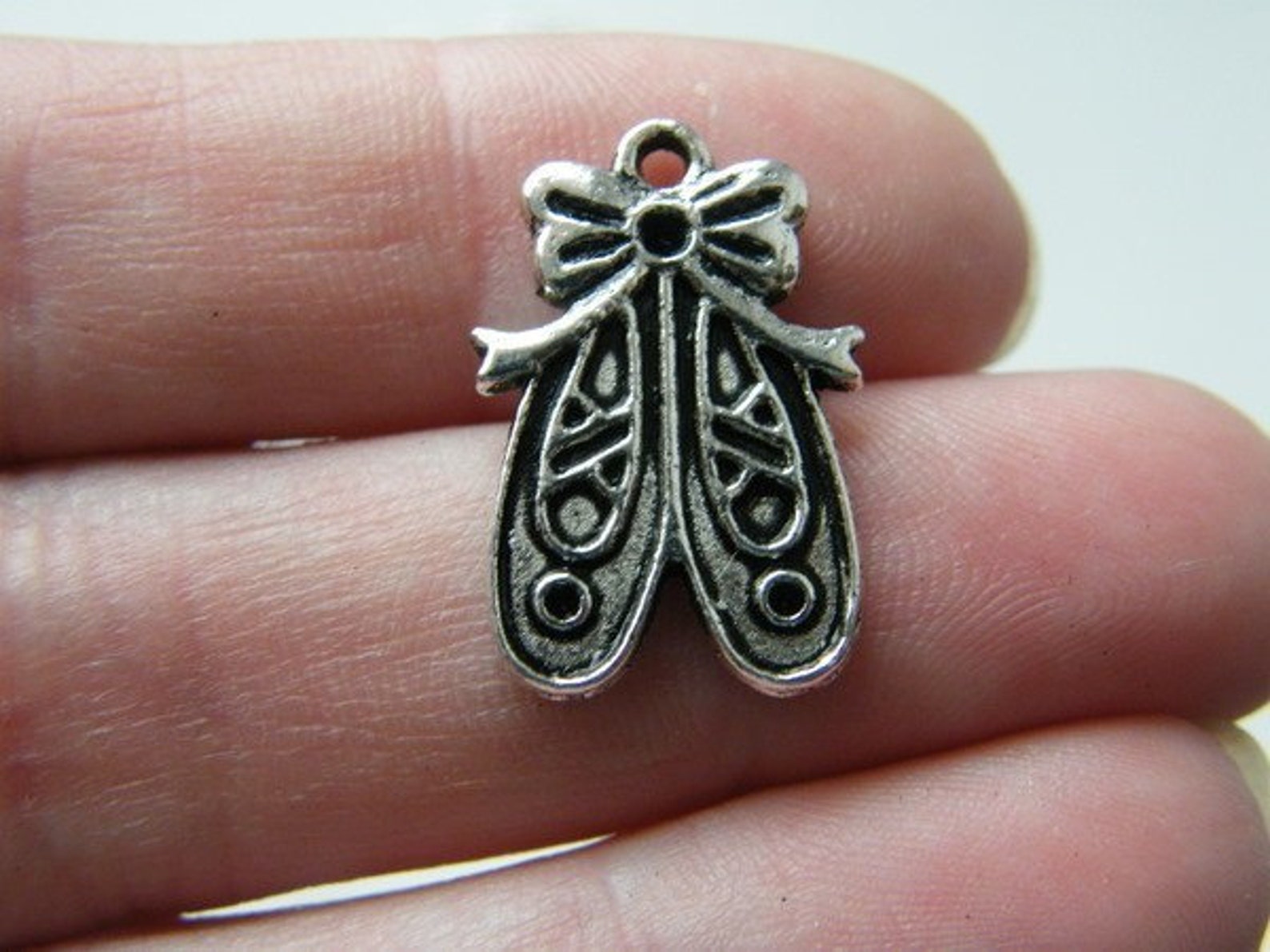 bulk 30 pair of ballet slipper pendants antique silver tone fb35