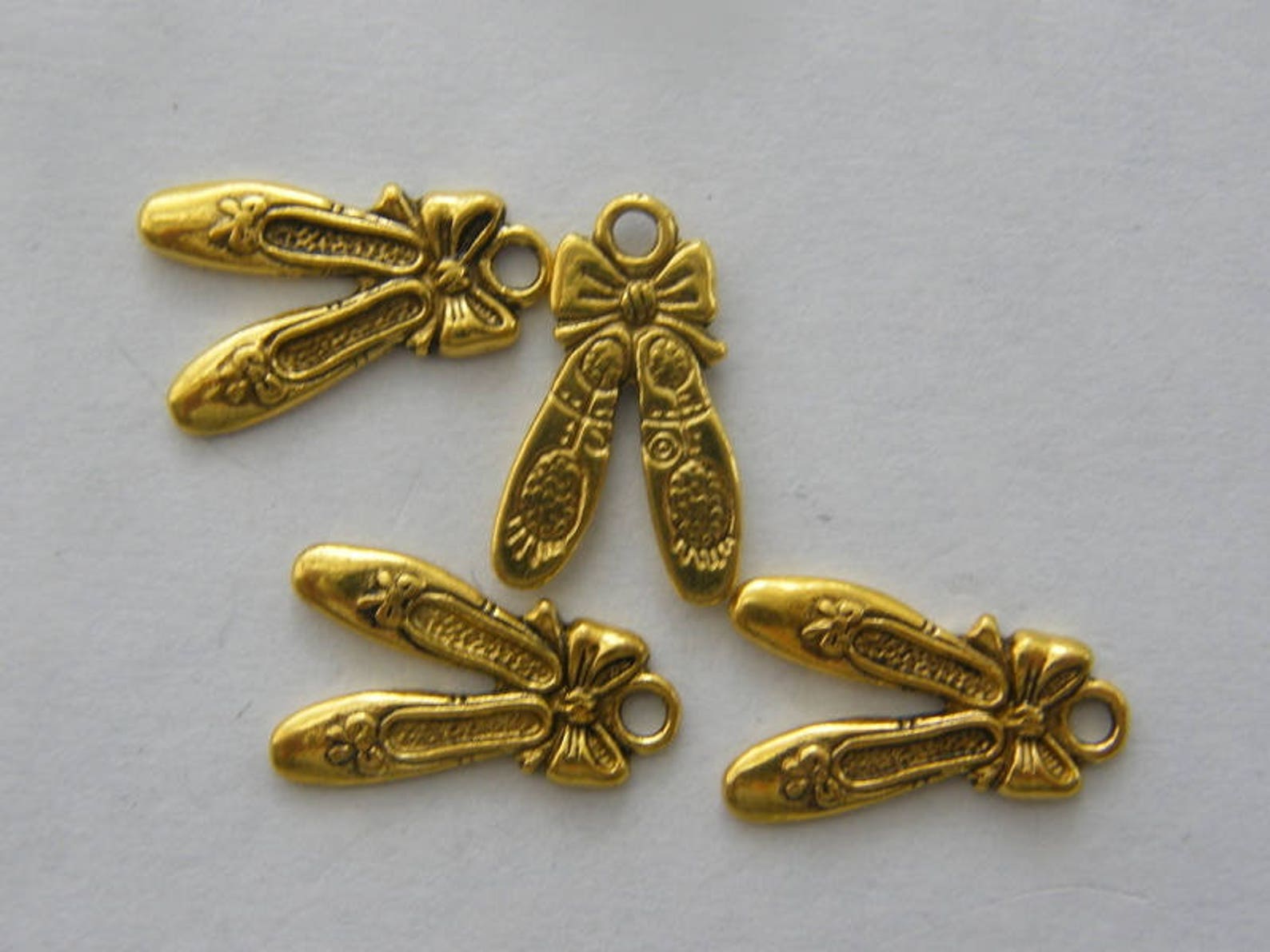 8 pair of ballet slippers charms antique gold tone gc377