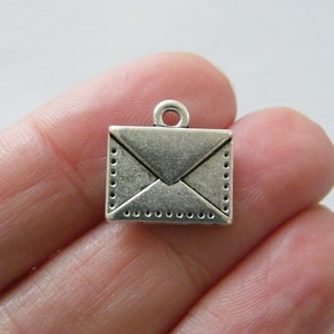 LOTE DE 50 Charms para sobres en tono plata antigua P263