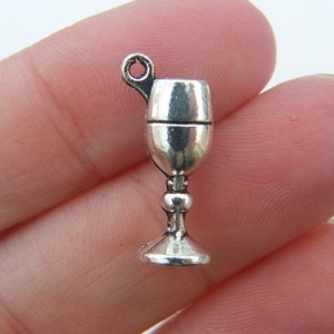 Könnte beinhalten: Silberner Anhänger in Form eines Kelches oder Pokals. Der Anhänger hat oben eine Öse zum Anbringen an einem Armband oder einer Halskette.