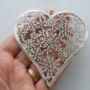 1 Heart snowflake design pendant silver tone CT98