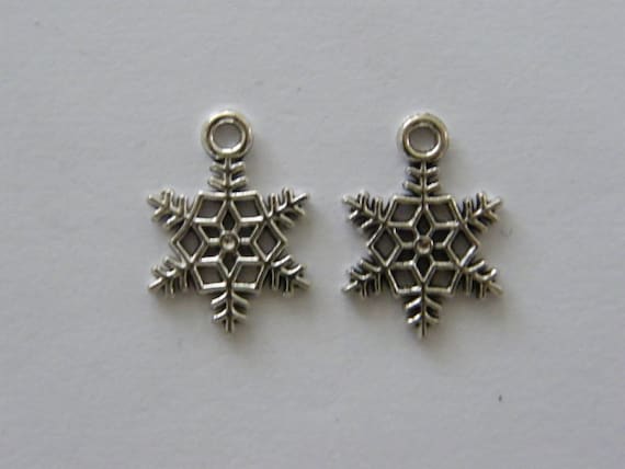 10 Snowflake charms antique silver tone SF34