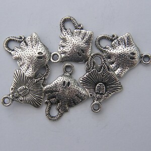 K&ouml;nnte beinhalten: Sechs silberfarbene Metall-Anh&auml;nger in Form von Stachelrochen. Jeder Anh&auml;nger hat eine &Ouml;se zum Anbringen an einer Halskette, einem Armband oder anderem Schmuck.