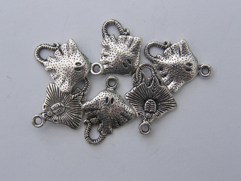 K&ouml;nnte beinhalten: Sechs silberfarbene Metall-Anh&auml;nger in Form von Stachelrochen. Jeder Anh&auml;nger hat eine &Ouml;se zum Anbringen an einer Halskette, einem Armband oder anderem Schmuck.