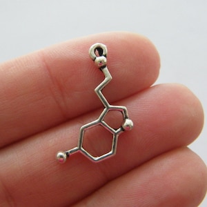 Lote de 20 dijes de serotonina en tono plateado MD47