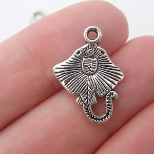 K&ouml;nnte beinhalten: Silberner Anh&auml;nger in Form eines Stachelrochens mit detailliertem Design. Der Anh&auml;nger hat oben eine &Ouml;se zum Anbringen an einer Halskette oder einem Armband.
