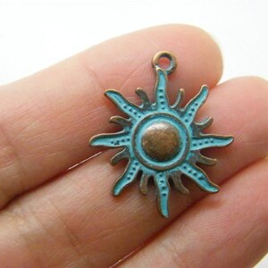 16 Charms Sonne Kupfer und blau Patina Ton S106