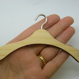 2 cintres en bois pour maison de poupée miniature CA