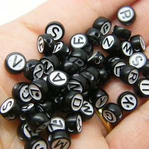 100 Buchstabenperlen weiß und schwarz 6,5 x 6 mm Acryl gemischt BB336