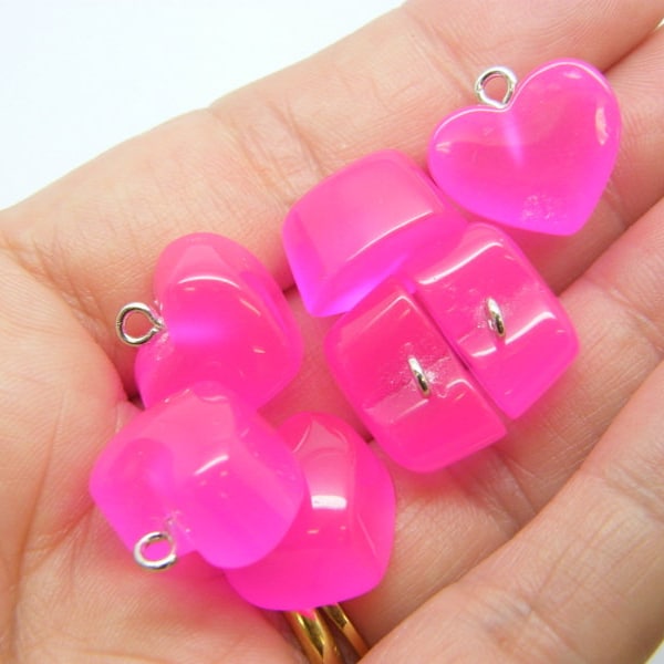 10 Heart charms imitation jelly hot pink resin H272