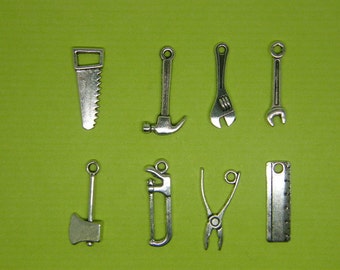 Collezione di ciondoli a forma di attrezzo: 8 diversi ciondoli color argento anticato
