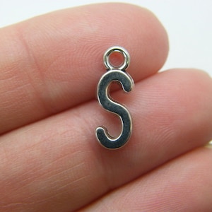 BULK 50 Charms de la letra S en tono plateado antiguo