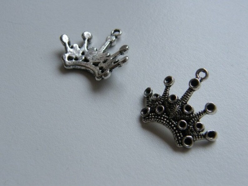 BULK 40 Crown charms antique silver tone CA12