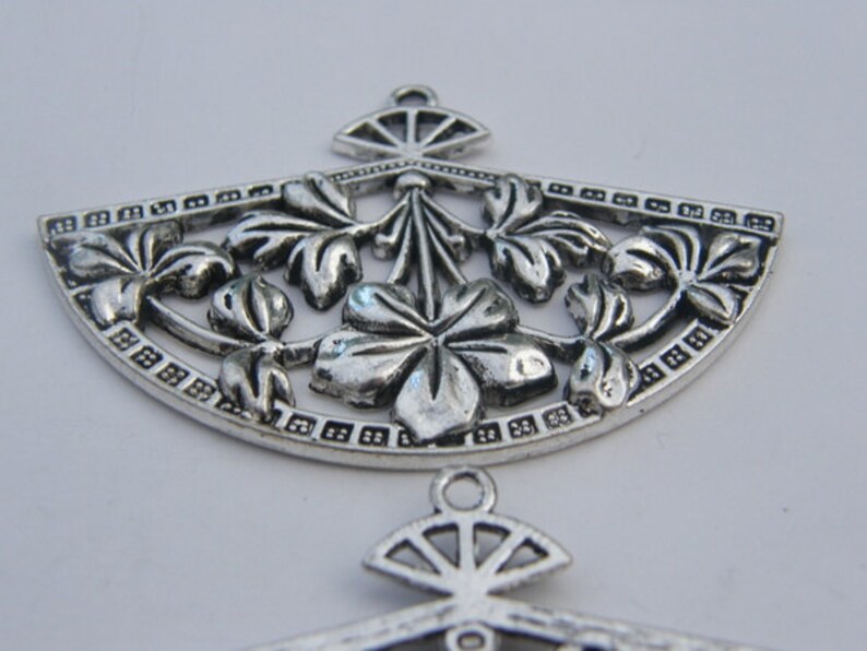 BULK 5 Fan pendants antique silver tone CA69