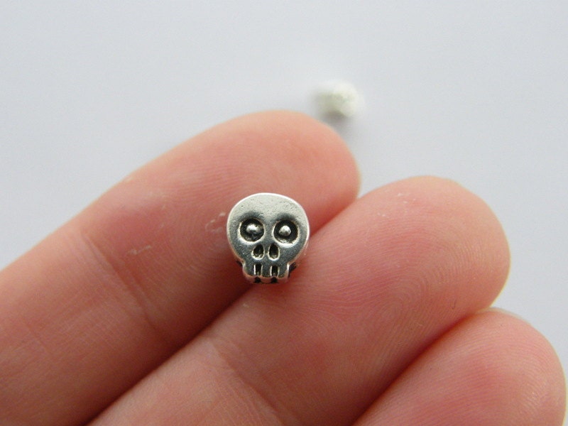 Flat on sale skull beads