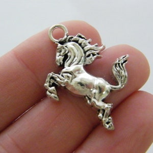 LOTE DE 30 Charms de caballo en tono plata antigua A1033