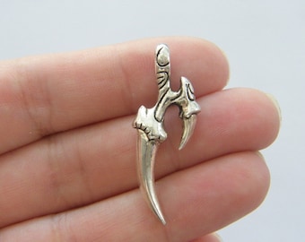 Dijes de 4 garras en tono plata antigua A168