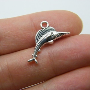 Puede incluir: Encanto de metal plateado en forma de pez marlin. El encanto tiene un bucle en la parte superior para sujetarlo a un collar o pulsera.