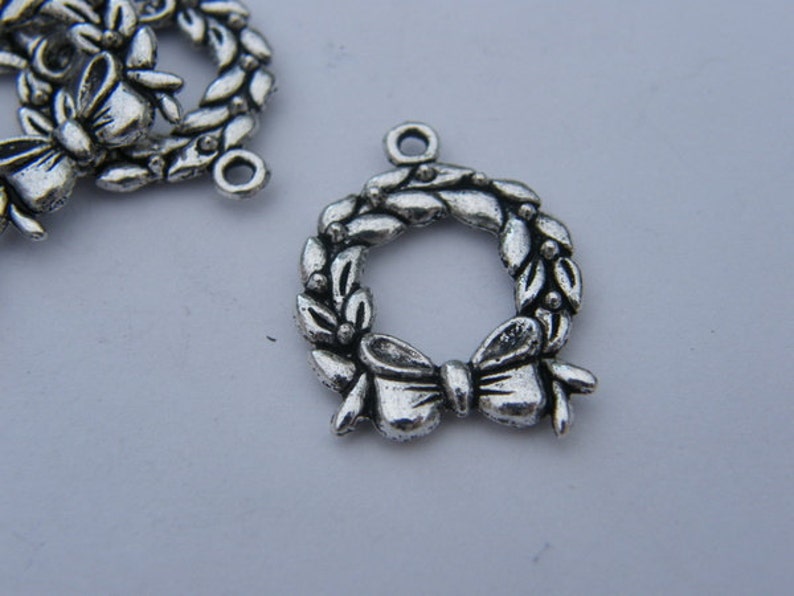 6 Christmas wreath pendants antique silver tone CT41 image 3