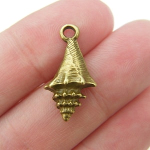 Peut inclure: Breloque en métal doré en forme de coquillage avec une boucle en haut pour l'attacher à des bijoux ou des objets artisanaux.