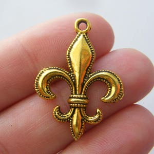 8 Fleur de lis charms antique gold tone WT58