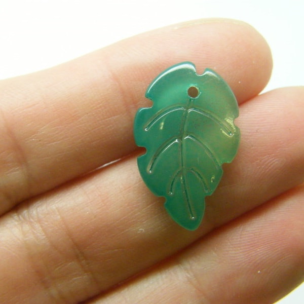 10 Leaf charms green glass L276